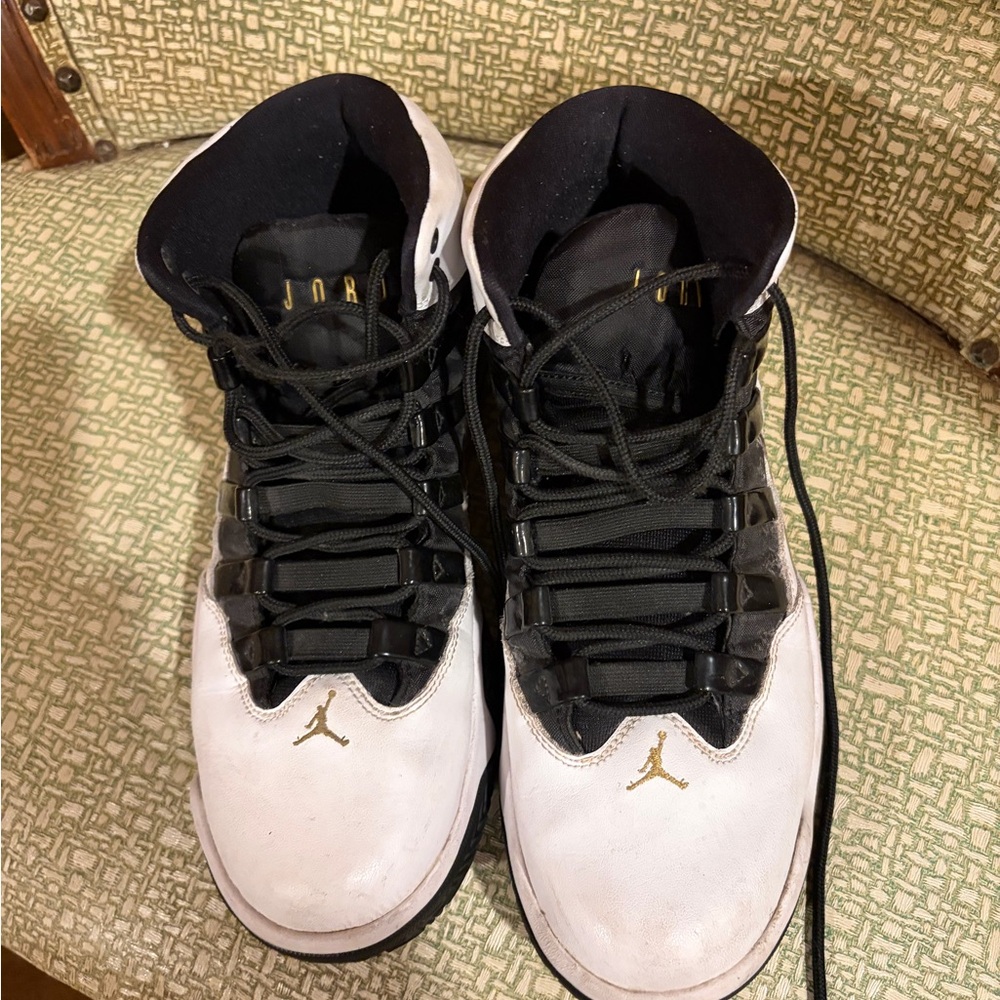 Jordan Max Aura sneakers Nike sz 10 white black gold